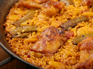 素材の旨みがギュッと詰まった『パエリア　バレンシアナ』