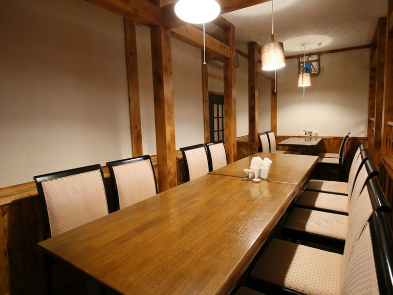 インパクトのある料理を囲んで、個室で宴会を満喫!