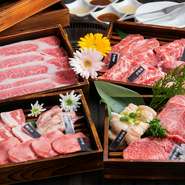 10種の肉が2切れずつ入っている、ボリューム満点の盛り合わせ。塩ものからカルビ、赤身肉、ホルモン系まで、その日のオススメが揃います。『山葵で食べる佐賀牛焼きしゃぶ』は目の前で炙って香り付けしてくれます。