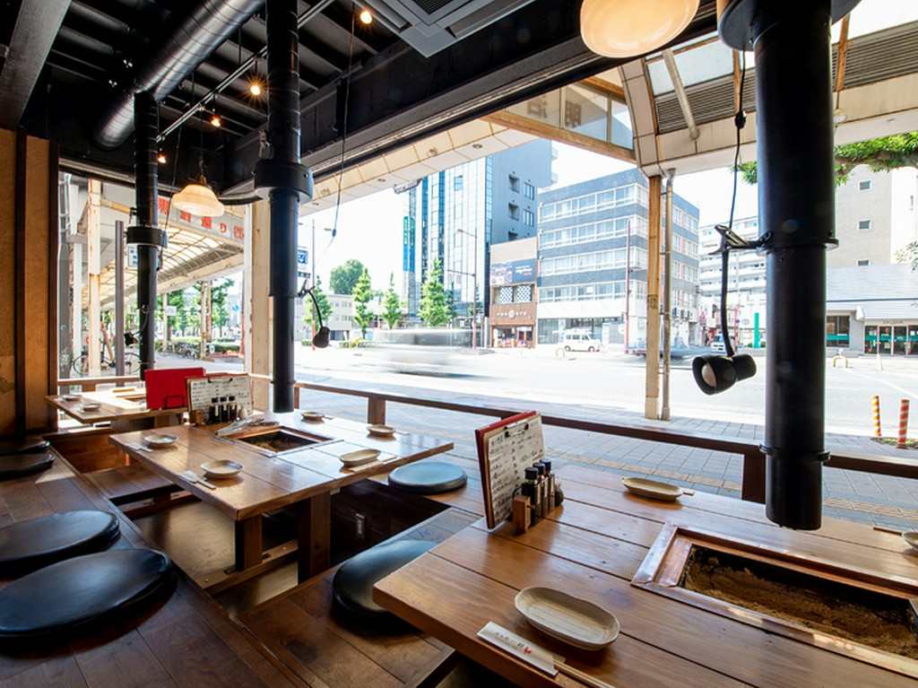 通りに面した開放感あふれる席で室内バーベキューを楽しむ