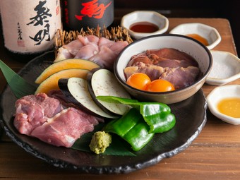 新鮮な地鶏の食べたい部位を選ぶ『三種ちょい盛り』は目の前の炭火で贅沢に