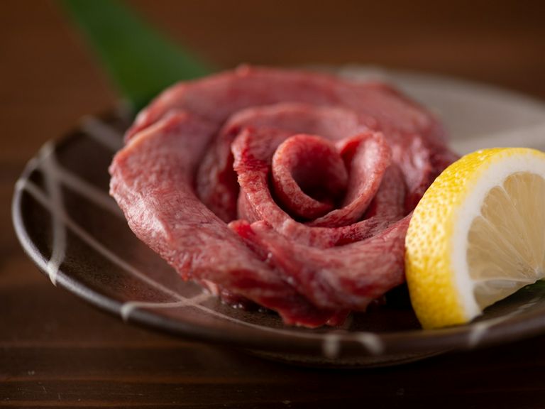 厳選された稀少部位を一度も冷凍せず生のまま炙る『特選タン』