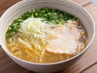 あっさりしながら地鶏の旨みとコクが融和した『鶏塩ラーメン』