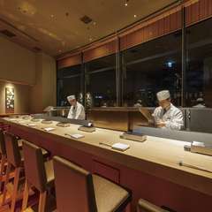 見事な眺望が広がるカウンター席。デートにもうってつけ