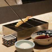 江戸前のてんぷらを知って頂ける定番のコースです。最後の食事には穴子を天丼にして楽しんで頂けます。

 ＜お品書き＞
・活車海老（2尾）
・魚介（3品）
・野菜（4品）
・赤出し
 ・ご飯
・香の物
・アイスクリーム