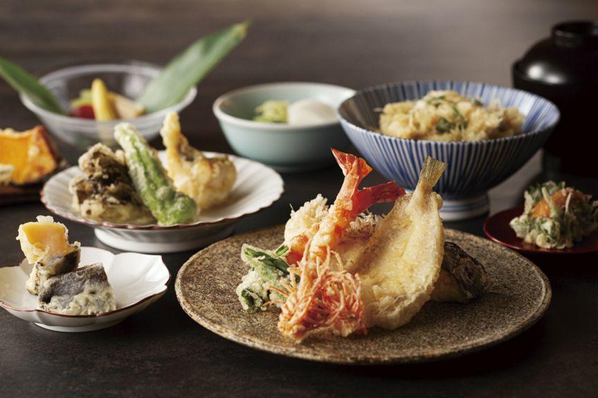 先附の季節小鉢と、料理長が選び抜いた旬の食材を丁寧にお揚げしていく六本木店のみのコースでございます。