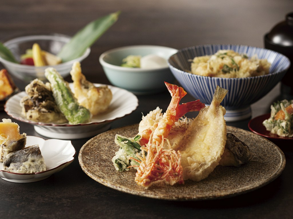 先附の季節小鉢と、料理長が選び抜いた旬の食材を丁寧にお揚げしていく六本木店のみのコースでございます。