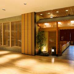 ガラス窓から眺める見事な眺望。カウンター席でデートはいかが