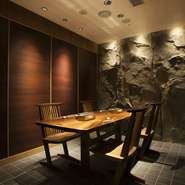 ゆったりとお話とお食事を楽しんで頂ける個室をご用意しております。