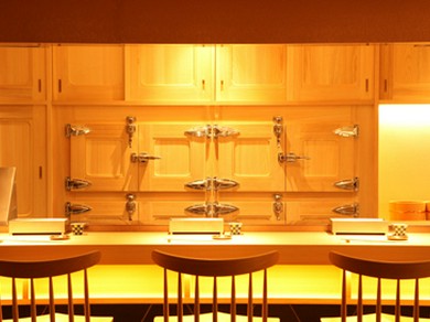 杢目の美しい扉がひときわ目を引く「氷の冷蔵庫」