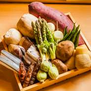 バランス良く季節を感じて頂けるコースです。

＜お品書き＞
・季節の小鉢
・活海老（2）
・ 魚介（4）
・ 野菜（5）
・かき揚げ（天丼or天茶or天ばら） 
・赤出し
・ご飯
・香の物
・自家製シャーベット