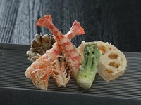 贅を尽くした旬の特選素材を中心にしたコースです。

＜お品書き＞
・先附（2） 
・活海老（2）
・魚介（5）
・野菜（6）　
・かき揚げ（天丼or天茶or天ばら） 
・赤出し
・ご飯
・香の物
・自家製シャーベット