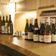 ワインやシャンパン、日本酒・焼酎など豊富な種類でおもてなし。
ソムリエや利き酒師による旬の食材に合わせたペアリングのご提案など、今までにないおいしさのハーモニーをゆったりとお楽しみください。