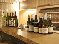 ワインやシャンパン、日本酒・焼酎など豊富な種類でおもてなし。
ソムリエや利き酒師による旬の食材に合わせたペアリングのご提案など、今までにないおいしさのハーモニーをゆったりとお楽しみください。