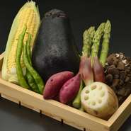 旬の野菜の美味しさを一品一品知って頂ける、野菜を得意とする山の上の魅力が詰まった季節を感じられるコースです。

 ＜お品書き＞
・野菜（9品）
・野菜のかき揚げ
・赤出し
・ご飯
・香の物
・アイスクリーム