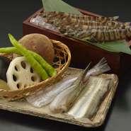 江戸前のてんぷらを知って頂ける定番のコースです。最後の食事には穴子を天丼にして楽しんで頂けます。

＜お品書き＞
・活車海老（2尾）
・魚介（2品）
・野菜（4品）
・赤出し
・ご飯
・香の物
・アイスクリーム