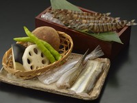 江戸前のてんぷらを知って頂ける定番のコースです。最後の食事には穴子を天丼にして楽しんで頂けます。
<お品書き>
・活車海老(2尾)
・魚介(2品)
・野菜(4品)
・赤出し
・ご飯
・香の物
・アイスクリーム