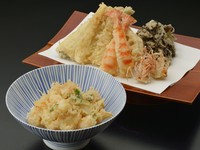 素材の味わいを一品ずつ感じて頂き 最後は定番のかき揚げで。
<お品書き>
・活車海老(2尾)
・魚介(4品)
・野菜(5品)
・かき揚げ(天丼or天茶or天ばら)
・赤出し
・ご飯
・香の物
・アイスクリーム