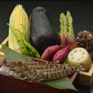 旬の素材を感じられる最も贅沢で十分な量をご用意したコース。

＜お品書き＞
・活車海老（2尾）
・魚介（5品）
・野菜（6品）
・かき揚げ（天丼or天茶or天ばら）
・赤出し
・ご飯
・香の物
・アイスクリーム