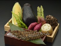 旬の素材を感じられる最も贅沢で十分な量をご用意したコース。
<お品書き>
・活車海老(2尾)
・魚介(5品)
・野菜(6品)
・かき揚げ(天丼or天茶or天ばら)
・赤出し
・ご飯
・香の物
・アイスクリーム