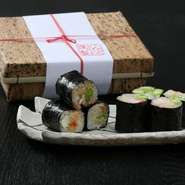 四季折々。極上の胡麻油でお作りする季節のかき揚げをほぐして御飯と合わせ、香り豊かな海苔で包む【てんぷら山の上 Ginza】オリジナルの新提案の一品。
一口の中にたくさんの食感や香りを楽しんで頂けます。味付けは塩味だけで、かき揚げと海苔の相性も抜群です。
※季節によって内容が異なります。ご予約の際にお問い合わせください。
4300円（税込）　※前日までの予約制

※7月から8月末日迄の期間は販売しておりません。