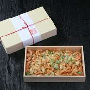 駿河湾の新鮮な桜海老や細かくした季節の香り野菜を使用した【てんぷら山の上Ginza】オリジナルの彩り豊かな揚げ玉です。
色と香りのハーモニーをお楽しみいただけます。
※季節によって内容が異なります。ご予約の際にお問い合わせください。

2700円(税込)　※前日までの予約制

※7月から8月末日迄の期間は販売しておりません。