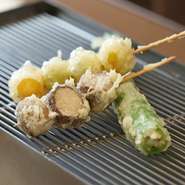 お店で使用するのは、いずれも選りすぐりの食材たち。旬にこだわり、その時期でしか堪能できない季節のご馳走を贅沢に天ぷらに。熟練の職人技にて、ゲストに届けてくれます。