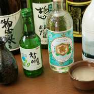 韓国の焼酎や『マッコリ』など、韓国料理と一緒に楽しめるお酒が充実しています。お米などを使い醸造されるためヘルシーで、女性のファンも多いとか。韓国酒を傍らに楽しめば、より一層おいしい時間を満喫できます。