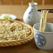 ここ【銀座三越店】でも製法は箱根本店と変わりません。全国各地の蕎麦を厳選して仕入れ、名人高橋邦弘氏直伝の技により毎日使う分だけの蕎麦を店内石臼で挽き、挽きたて・打ちたて・茹でたての味を提供しています。