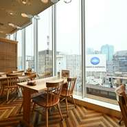 窓から銀座四丁目の景色を堪能しつつ、箱根湯本にある【箱根暁庵本店】さながらの味わいを堪能できるという贅沢。寄木細工のデザインを施した空間が箱根の雰囲気を演出してくれます。