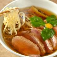 そばつゆには薩摩枕崎の鰹節、本枯節2年物と本亀節2年物を配合。仕入れた鰹節を店内で削っています。返しには信州の大久保醸造製醤油を使用。さらに、冷たいつゆと温かいつゆでそれぞれ違う出汁をつくっています。