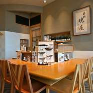 ふらりと立ち寄ってざる蕎麦を一杯、あるいは酒とつまみを堪能してから〆の蕎麦。人それぞれのスタイルで愉しめるのが蕎麦店の魅力です。百貨店内にありながらカウンター席には蕎麦通たちが気軽に集います。　