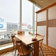 仕切られた半個室席は最大6名で利用可能。独立したスペースは家族の食事にも最適です。ざる蕎麦にかまぼこや玉子焼きなど充実した副菜が付いた『お子様セット』も好評です。