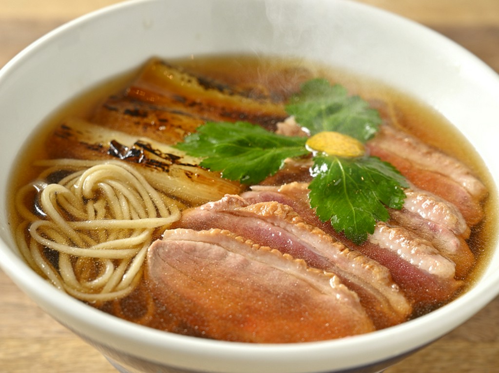 鯖節を加えた温かい出汁がまろやかな『合鴨南蛮』