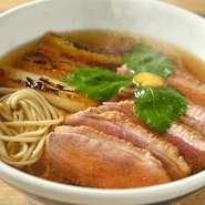 【箱根暁庵】では冷たい蕎麦と温かい蕎麦それぞれに合わせた出汁を引いています。温かい出汁には削りたての鯖節をブレンドして深みのある味わいに。脂がのった合鴨、焼きねぎとの相性も抜群です。