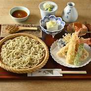 蕎麦と天ぷらに加え、お酒に合う一品料理まで店自慢の味を堪能できます。先付・ざる蕎麦（またはかけ蕎麦）・天ぷら・足柄名水豆腐・蕎麦の実とくるみの焼き味噌・蕎麦の実パウンドケーキから成るセット。