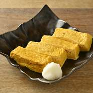 そばつゆにも使用する丁寧に引いた出汁を使った、蕎麦屋の『だし巻き玉子』もぜひ味わいたい一品。弱火でじっくりと焼き上げただし巻きは噛むと出汁の旨味がひろがります。