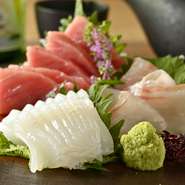 【箱根暁庵　銀座三越店】ではお酒とともに楽しむ一品料理にも力を入れています。毎日豊洲から仕入れる「国産本まぐろ」他2品を盛り合わせる『本日の刺身』では日本酒と合わせたいとびきりの鮮魚を味わえます。