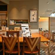 店内フロアはテーブル同士の間隔に余裕があり、ベビーカーでの入店も可能。『お子様セット』もあるので、小さな子ども連れのファミリーで食事するときに覚えておきたいお店です。