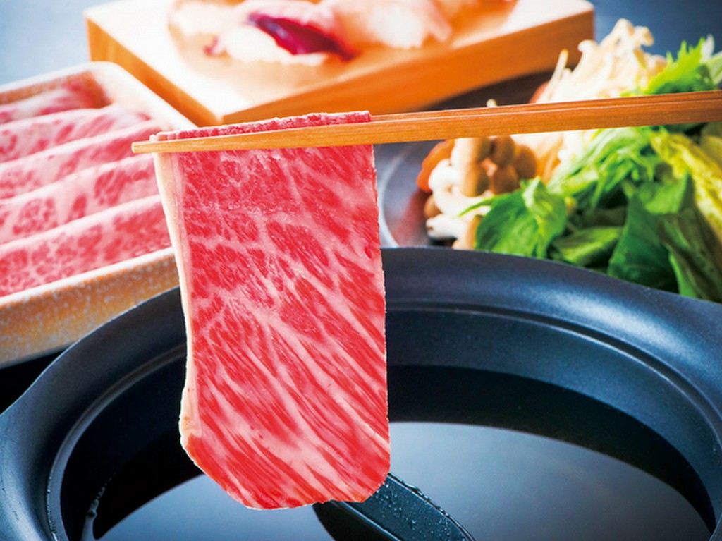 程良くサシの入った国産黒毛牛。選べる6種類のだしにくぐらせる『牛しゃぶしゃぶ』