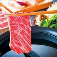 店で使われる牛肉は、国産黒毛牛や厳選牛。新鮮で良いものばかりが提供されます。程良くサシの入った牛肉を、選べる6種類のだしにくぐらせれば、口の中でとろけるような食感が楽しめます。