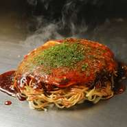 創業当時から変わらない、元祖広島流のお好み焼。麺の焼き方にこだわられており、カリッと香ばしく仕上がっているのが特徴です。とろみのあるソースはオリジナル。具材、麺、生地が一体となるよう計算されています。