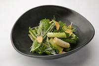 野菜はネギだけ。ゴマ油風味のネギ好きにはたまらないサラダです。