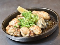 広島県産の牡蠣に小麦粉を振ってからバター焼きにした一品。ポン酢をかけて提供してくれます。レモンはお好みで。ぷりぷりでクリーミーな広島の牡蠣を贅沢に楽しめるので、県外から訪れる方々にも人気だそうです。