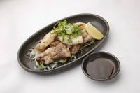 牛の「コウネ」という希少部位。脂身に旨みがあり、くどさを感じさせない隠れた逸品です。スライスしてから絶妙な火加減で焼き上げることで、柔らかな仕上がりに。食べる時はポン酢でさっぱりいただきます。