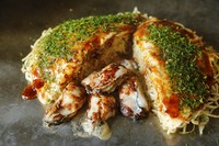 広島名物の「牡蠣」とお好み焼が一緒に味わえる一枚