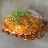 鉄板で焼き上げる音や香りが、食欲をそそる