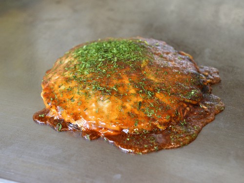 鉄板で焼き上げる音や香りが、食欲をそそる