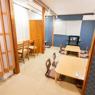 店内はカジュアルな雰囲気の内装で、1階は全席テーブル席、2階は全席座敷席になっています。ゲストのニーズに合わせて、どちらも利用可能。食事の時間をゆっくりとくつろいで過ごすことができます。