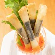 地場産のものを市場から仕入れる野菜や、深谷牛や上州牛といった和牛肉を使用しています。四季折々の新鮮食材を創作料理に昇華。【EATRIP　息吹～Bless～】ならではの料理を堪能できます。